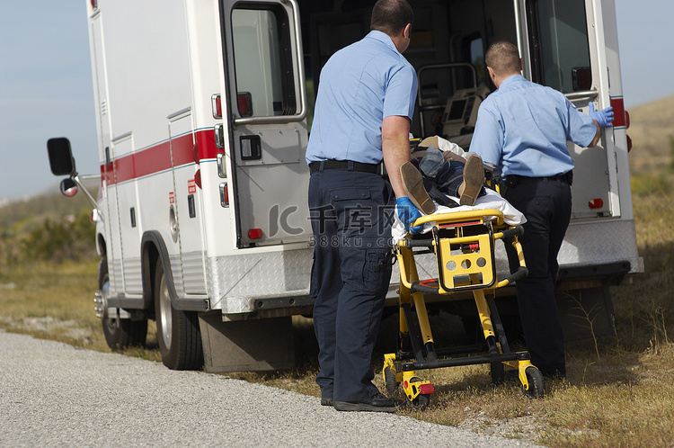 男性护理人员与救护车担架上的病