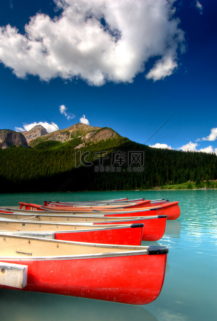 有独木舟的美丽的高山湖