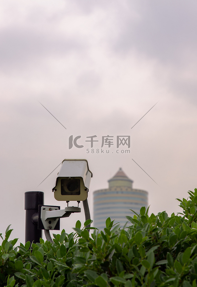 现代监控摄像头在公园与高层建筑