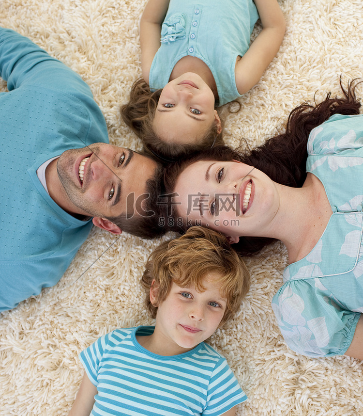 幸福的家庭在地板上头在一起