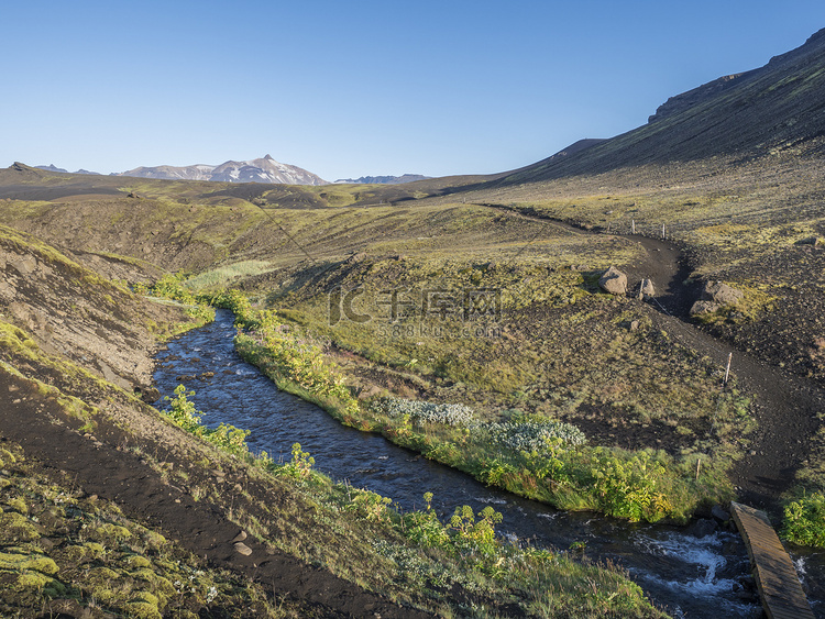 冰岛风景与蓝色河流和郁郁葱葱的