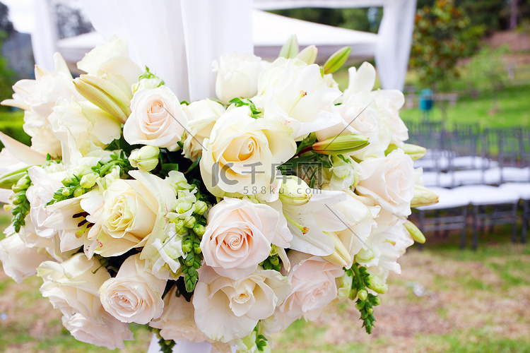 婚礼帐篷与玫瑰花束