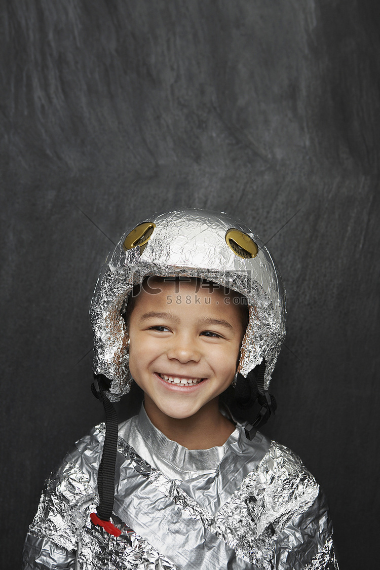 一个穿着铝箔宇航服的可爱小男孩