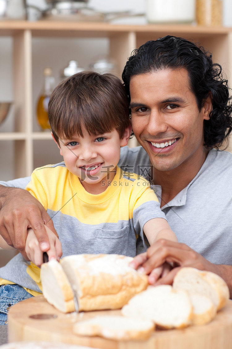 微笑的父亲帮儿子切面包