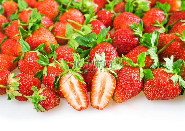白色背景中成熟多汁的红草莓