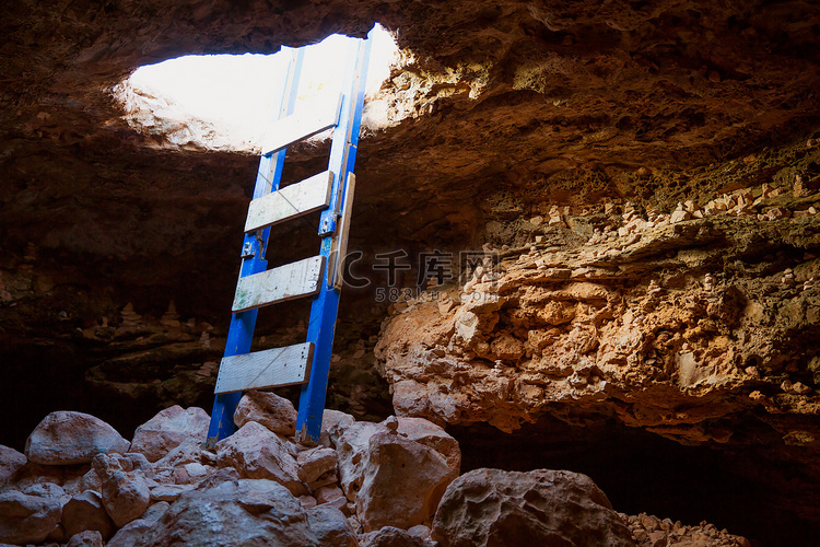 Barbaria Cape 带梯子的洞洞入口