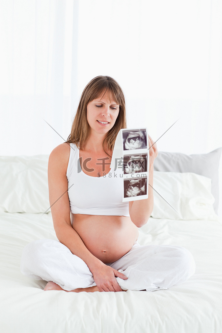 漂亮的孕妇坐着做超声波扫描