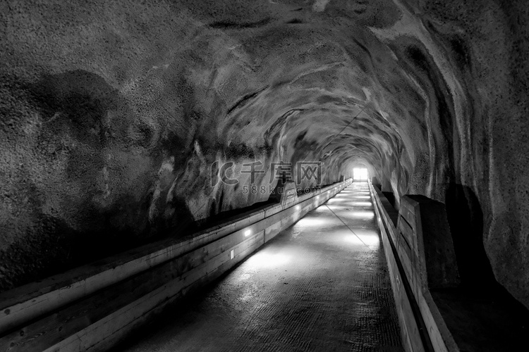 长长的地下砖隧道尽头的光