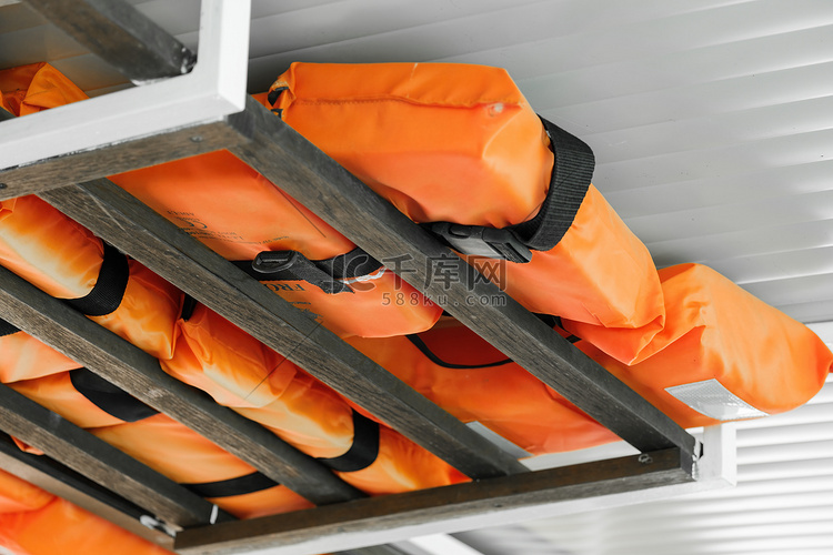游船极端情况下的橙色救生衣