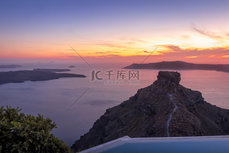 俯瞰火山口和圣托里尼海的日落。