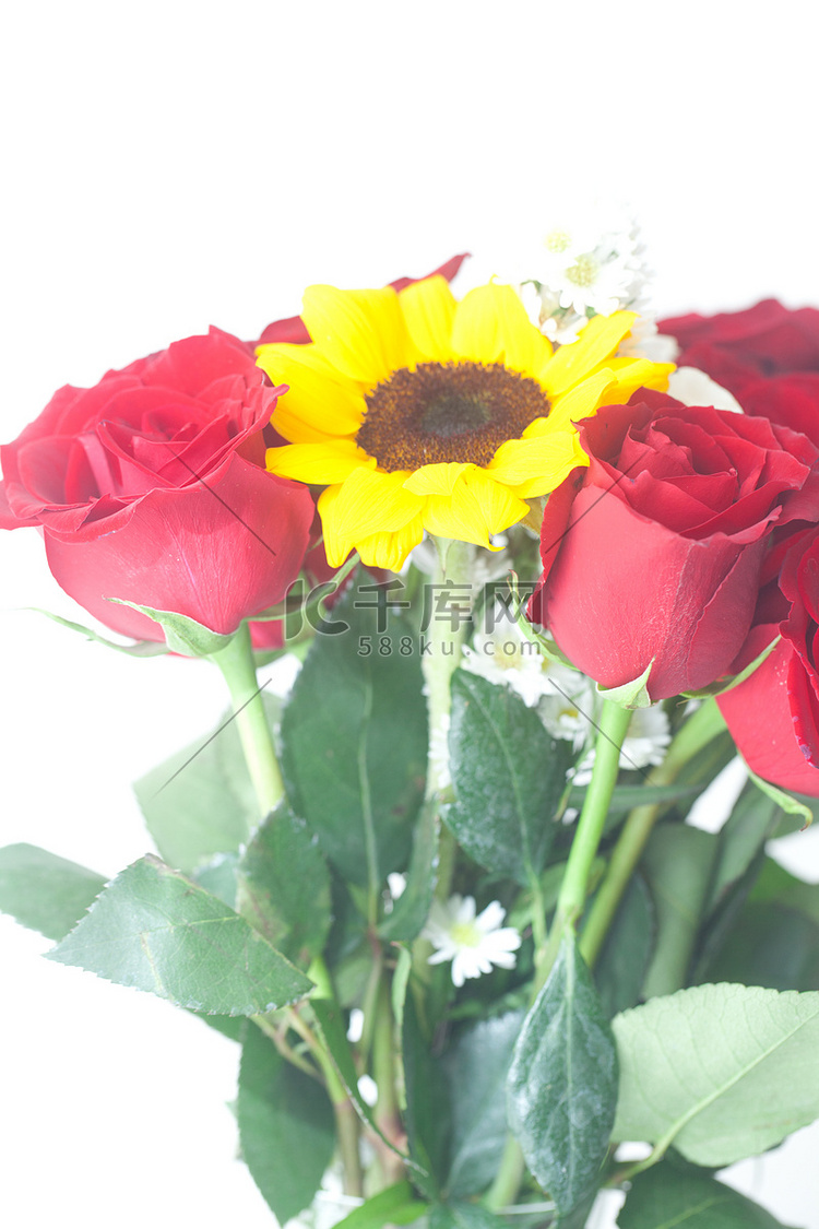 花瓶中的一束红玫瑰和向日葵