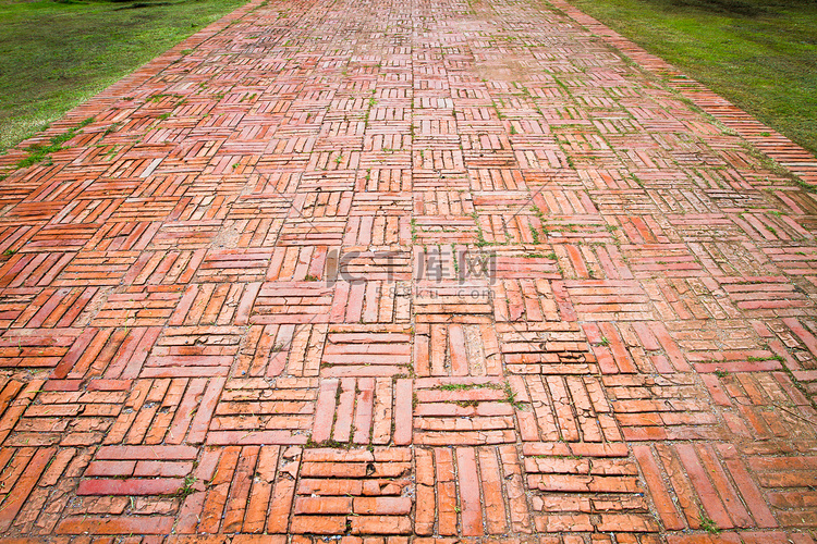 步行路上的复古砖