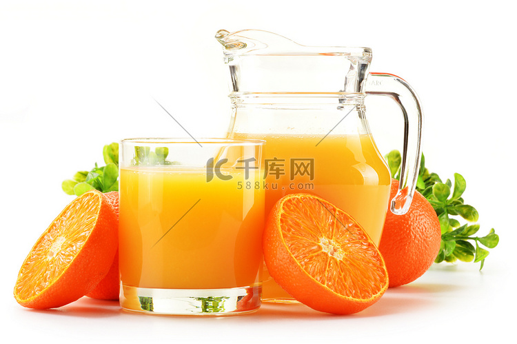 由玻璃和橙汁罐组成，在白色上分