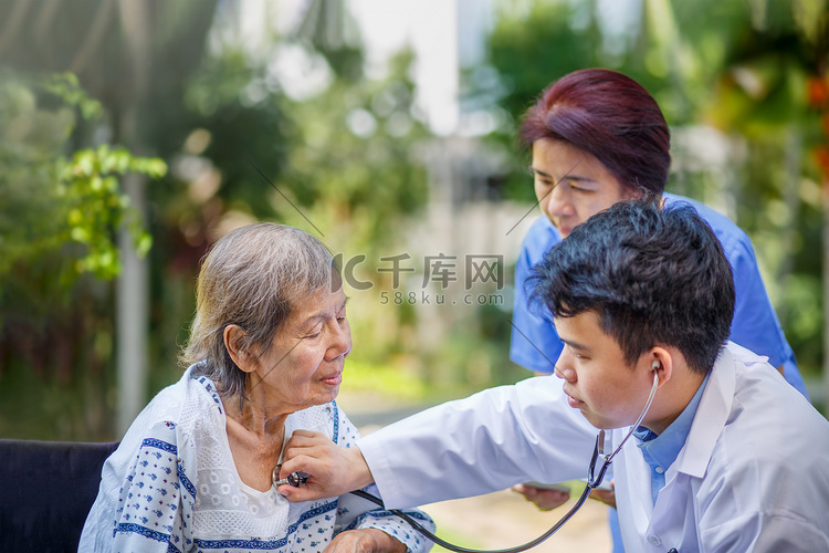 医生在家庭护理医疗期间检查老年