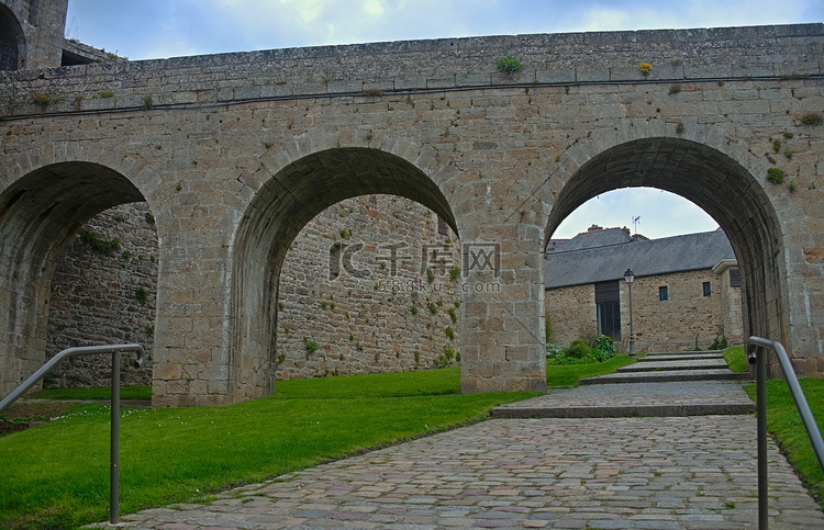 法国迪南堡垒的大石墙、门和桥