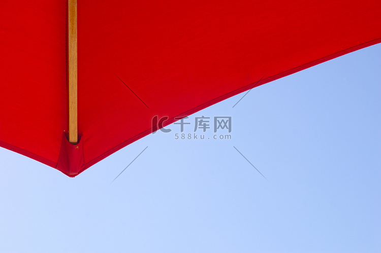 从下面看蓝天的红伞