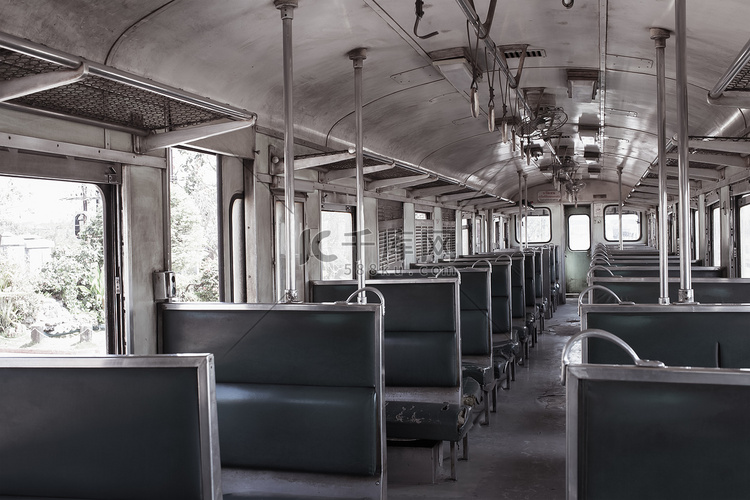 里面的火车和椅子
