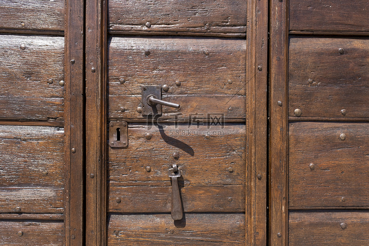 有古铜色把柄的经典老木门在巴黎