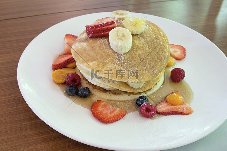 香蕉浆果和蜂蜜烤饼