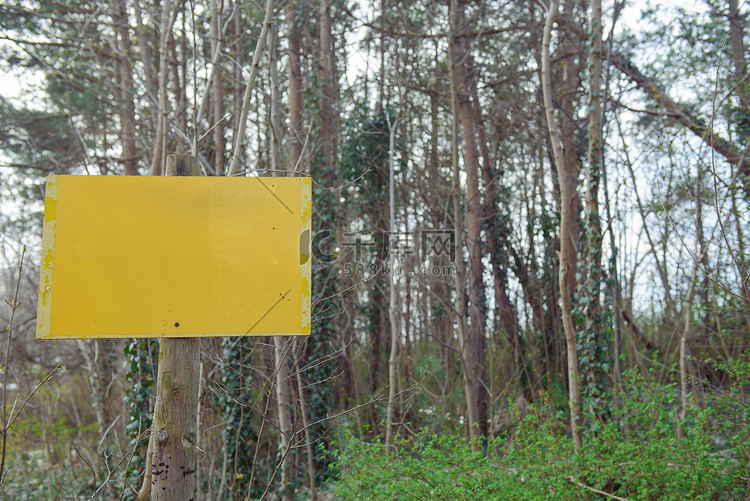 森林上的警告标志