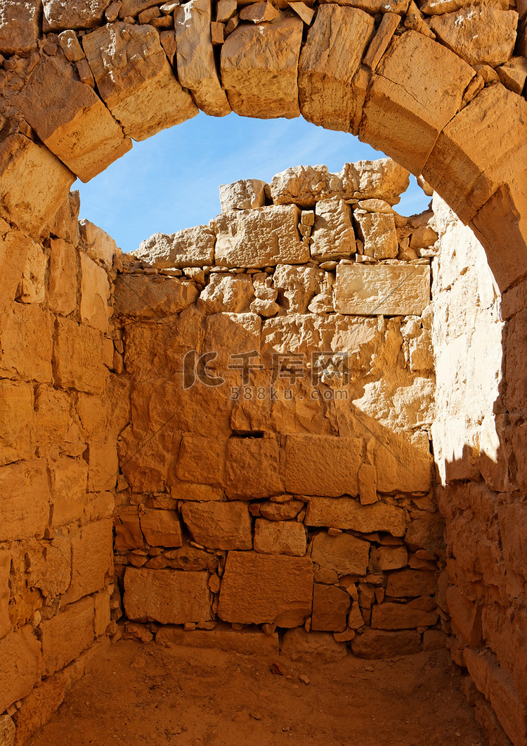 中东城堡废墟的古石拱和墙