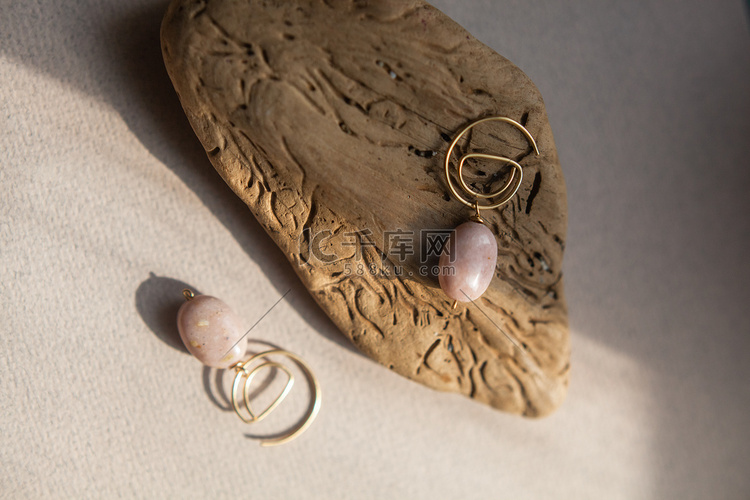 由天然粉色蛋白石制成的时尚耳环