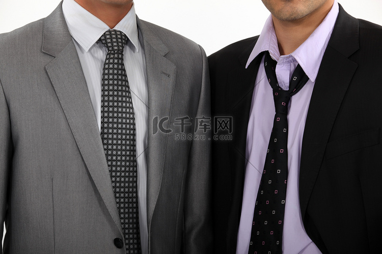 “一位高管的领带完美无缺，另一
