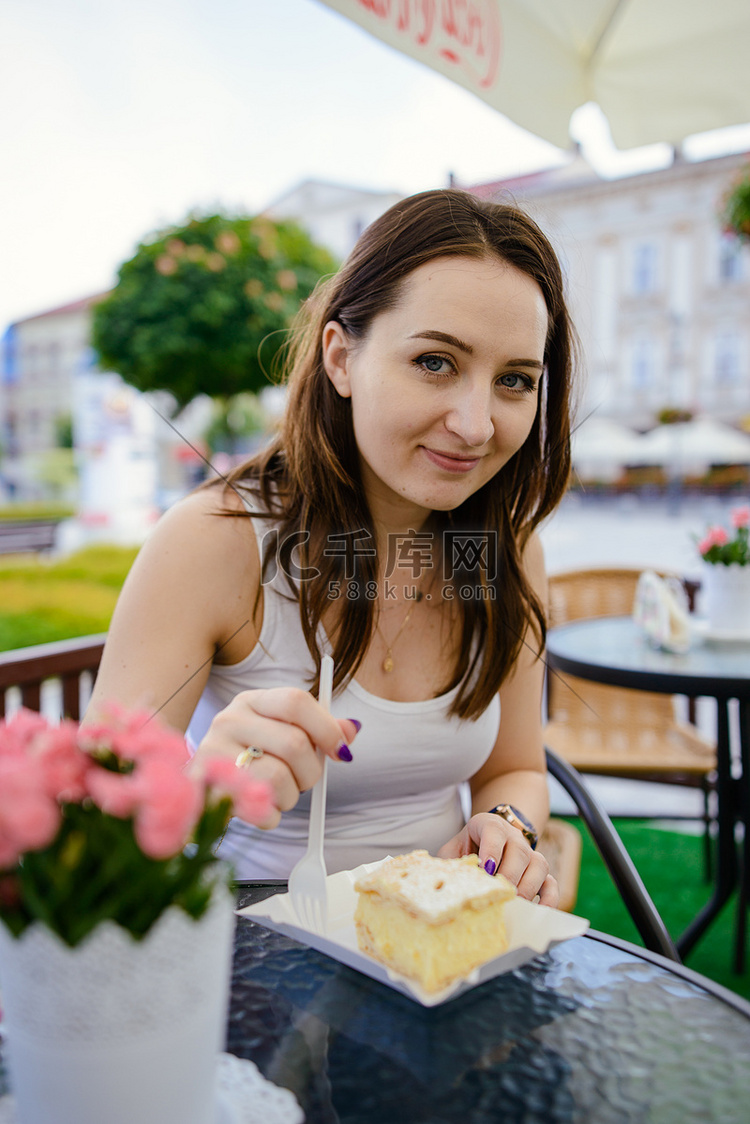 女孩在桌上吃软糖蛋糕