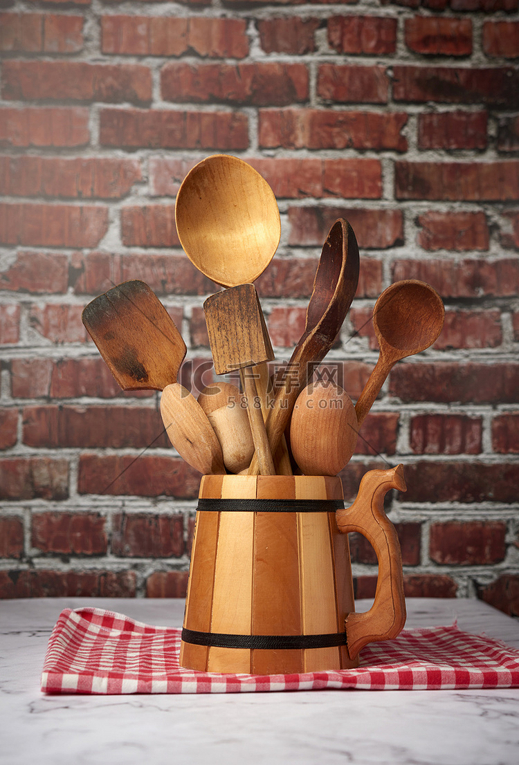 桌上碗里的各种勺子和厨房木制用