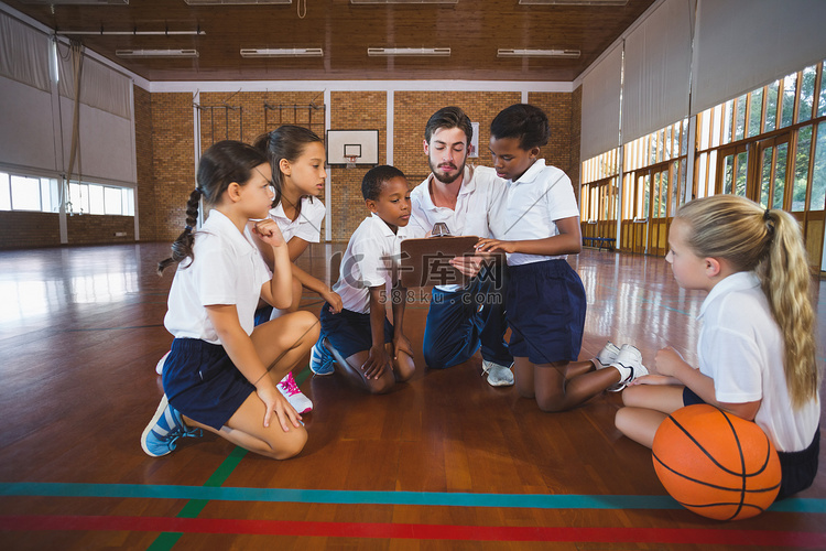 体育老师和学校的孩子们在篮球场