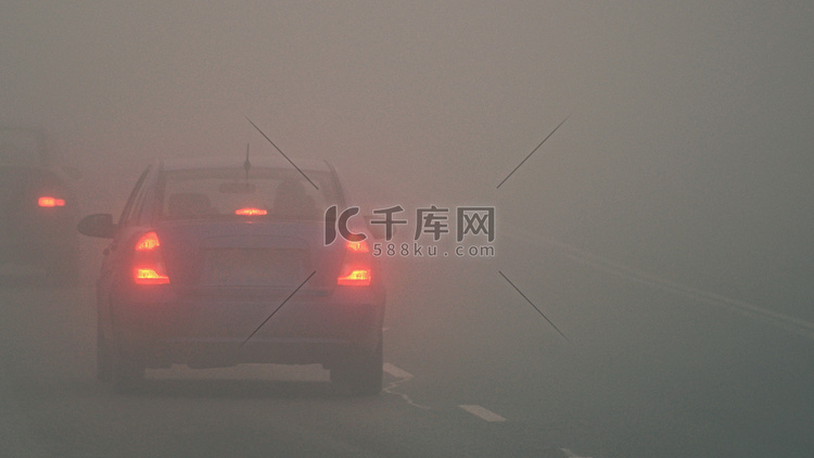 雾中的汽车。