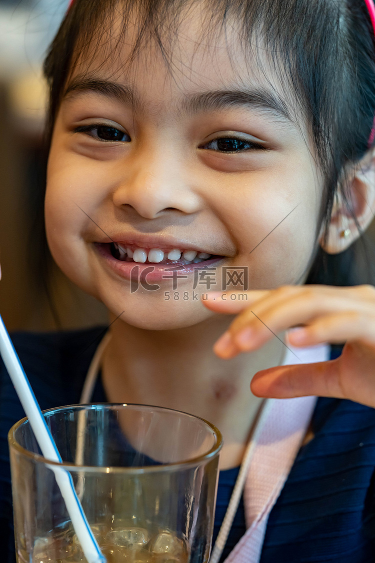 亚洲可爱儿童或小女孩用管子或吸