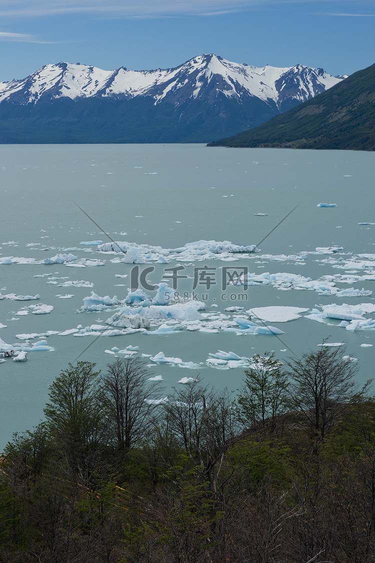 漂浮在阿根廷湖上的冰山