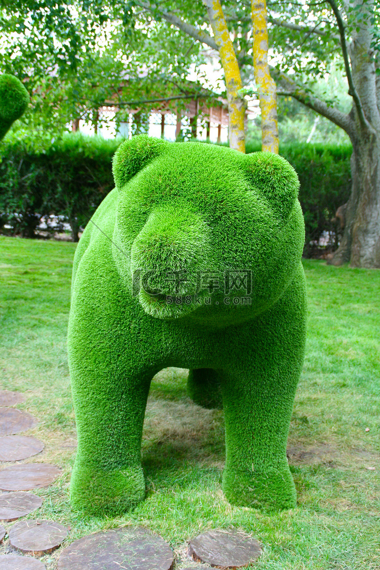 公园里用人造草制成的熊雕塑。