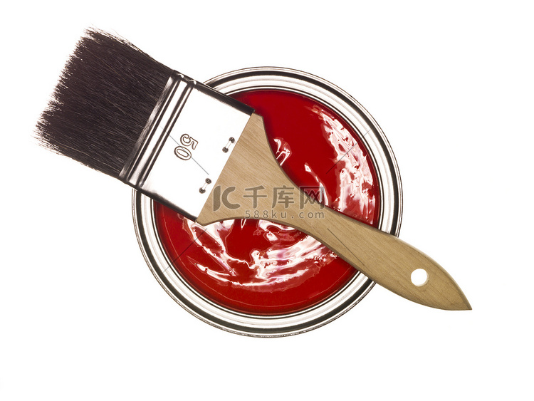 红色油漆罐和刷子
