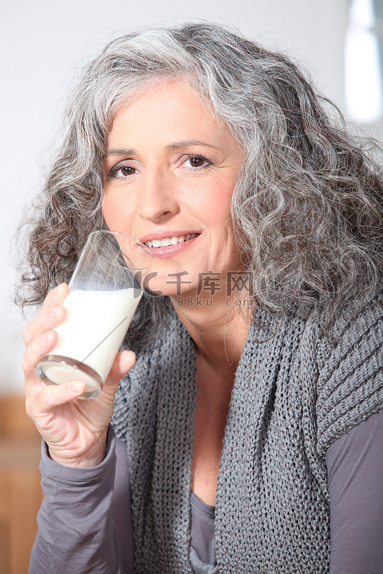喝一杯牛奶的女人