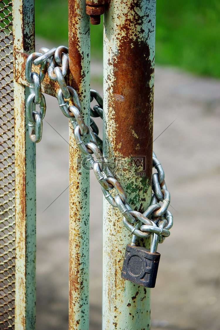 旧铁门用链条和挂锁关闭
