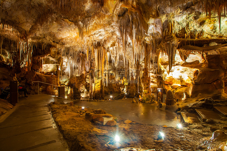 洞穴中的钟乳石和石笋形成