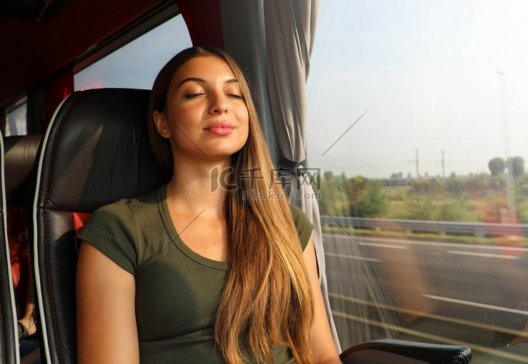 美丽的女人坐在舒适的公共汽车上