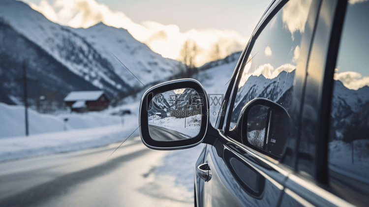 黑色汽车后视镜在白天反射积雪覆