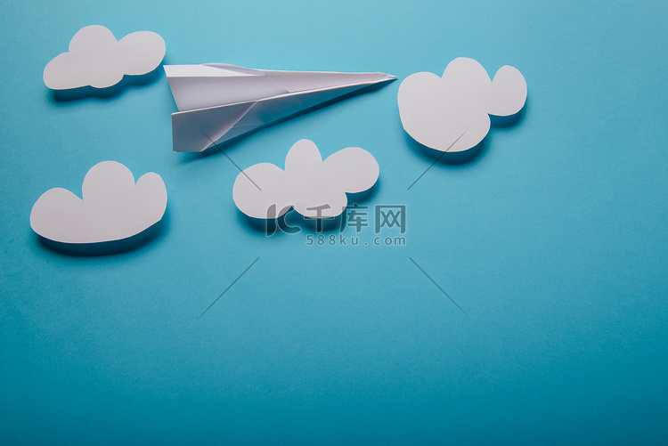 纸飞机，蓝色背景