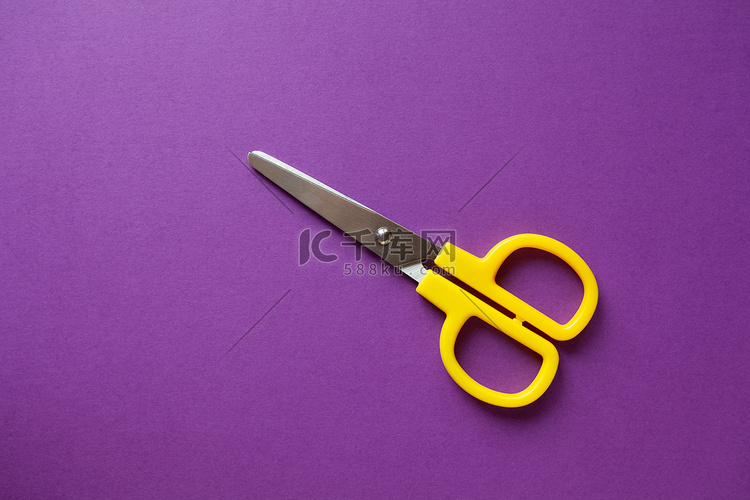 紫色纸 b 上的黄色儿童文具右