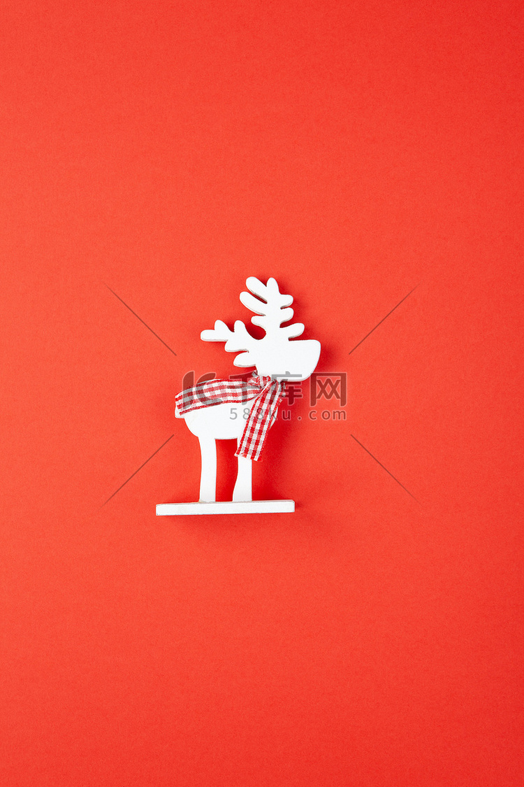 圣诞装饰，红色背景的方格围巾玩