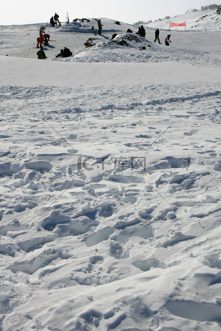 被雪覆盖的埃特纳火山上的人们 