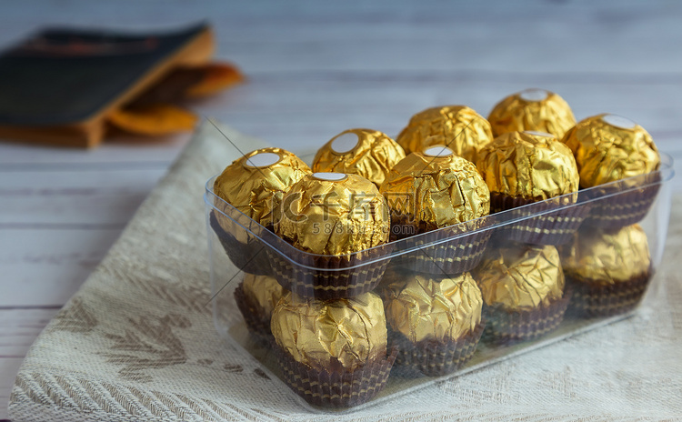 精美的金箔包装中的巧克力糖果。