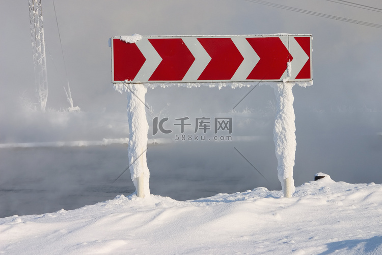 水上雾背景转弯的冰雪引导路标