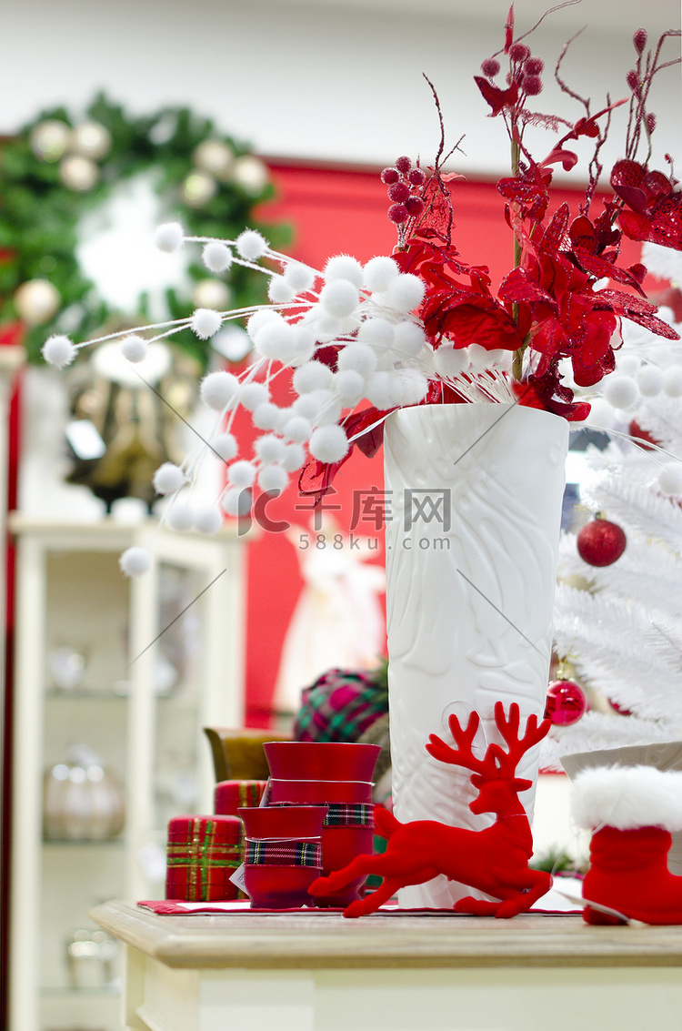 圣诞节和新年白色花瓶和红色元素
