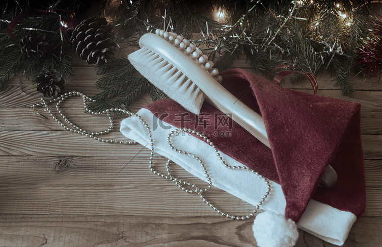 木制背景上的按摩刷和圣诞装饰品