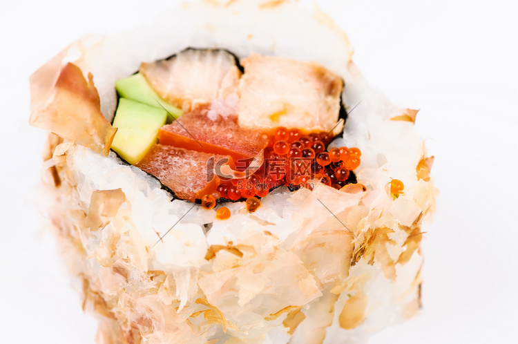 “寿司配牛油果、鱼和红鱼子酱”
