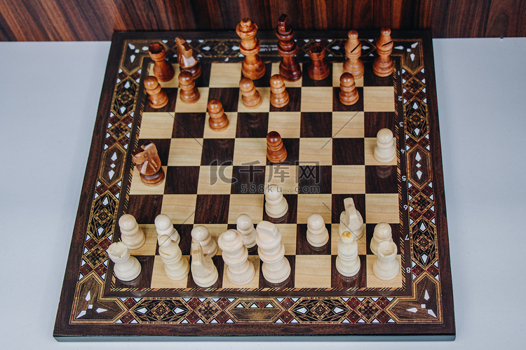 有国际象棋木件的棋盘